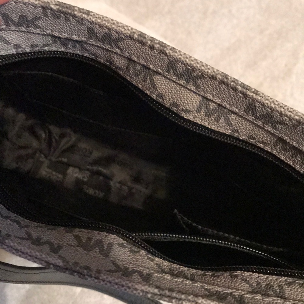 Michael Kors Large Messenger Bag - Picture 5 of 6